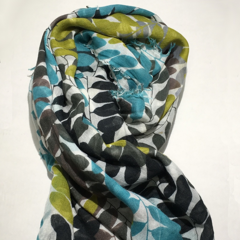 🌿 Beautiful Multicolored Statement Scarf